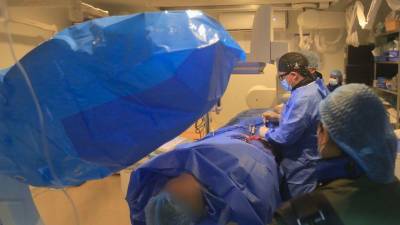 El equipo del hospital Mario Rivas realiza un procedimiento endovascular en la unidad de hemodinamia.
