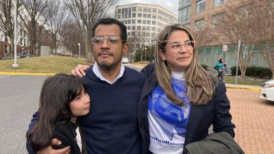 El ex precandidato presidencial nicaragüense Félix Maradiaga, uno de los presos políticos nicaragüenses expulsados de su país, posa junto a su esposa, la activista Berta Valle, y su hija. La familia se establecerá en Miami.