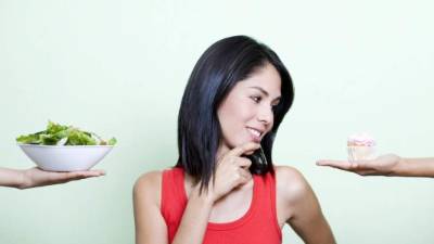 El consumo de alimentos ricos en azúcares, grasas trans y harinas se debe limitar para no aumentarde peso.