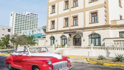 Los hoteles de La Habana se han quedado vacíos ante la ola ascendente de covid-19 en el territorio, por lo que han ingeniado diversas formas de atraer a los turistas. Foto: EFE
