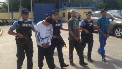 Los tres hombres serán puestos a las órdenes de la Fiscalía. Fotos tomadas de Hoy Mismo.