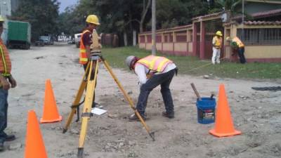 Los trabajos de instalación de tubería en la colonia San Fernando de San Pedro Sula iniciaron hoy.
