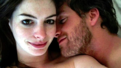 La actriz Anne Hathaway junto a su esposo Adam Shulman.