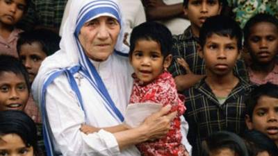 El 5 de septiembre de 1997 murió la madre Teresa de Calcuta a causa de un paro cardiaco. Tenia 87 años. Creó la congregación de las Hermanas Misioneras de la Caridad y un centro de acogida para leprosos. Fue Premio Nobel de la Paz en 1979.