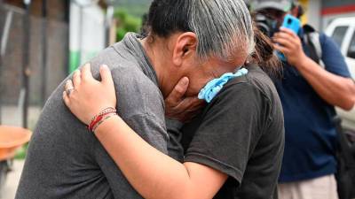 Policías vigilan el penal donde 46 personas fallecieron en una reyerta y un incendio registrados en el Centro Femenino de Adaptación Social (Cefas).