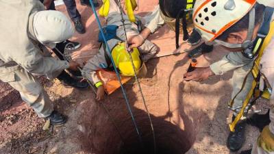 Bomberos rescataron los cuerpos de los jóvenes.