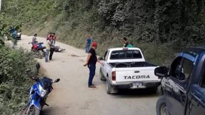 Los cadáveres quedaron en la calle de tierra.