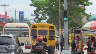 Conductores de carros particulares quedan atrapados en el tráfico.
