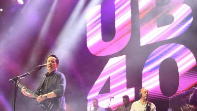 La trayectoria de UB40, actualmente liderada por Ali Campbell, no solo se ha construido sobre éxitos propios, sino también sobre una serie de colaboraciones que han ampliado su alcance dentro del reggae y el pop internacional.