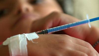 Fotografía de archivo en la que se registró a una niña enferma de dengue en el Hospital Escuela, en Tegucigalpa (Honduras).