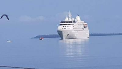 El centro histórico, la Laguna Guaimoreto, cerro Calentura y las playas de la bahía son los sitios que más visitan los cruceristas.