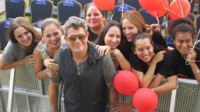 Sanz recibió a sus seguidoras previo al concierto y se tomó fotos con ellas.