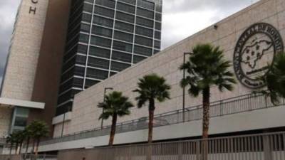 Los tres funcionarios mejor pagados del BCH son un director con 324,625 lempiras mensuales (con 29 años de antigüedad), le siguen un asesor con 316,777 lempiras (34 años de laborar) y un gerente con 300,655 lempiras (29 años de trabajar).