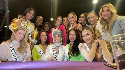Miss Honduras compartiendo con las misses de otros países.