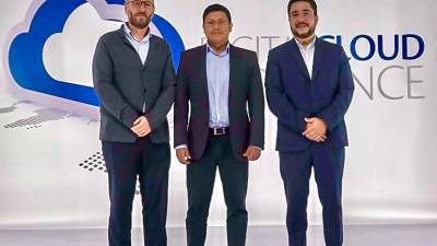 Alfredo Garcia, Director Tigo Business Honduras; Andrés Pachón, Partner manager AWS; y Héctor Espinal, Gerente de Servicios Gestionados Tigo Business.