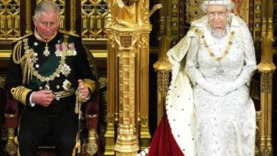 La reina Isabel estaría a punto de entregar el trono a Carlos.