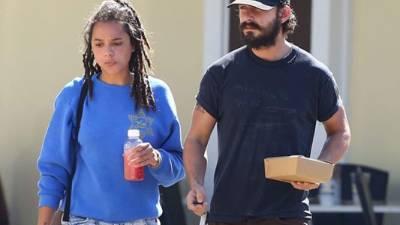 Shia daba un paseo con Sasha Lane.