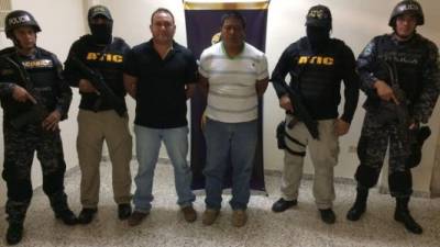 Los detenidos, un exsuboficial III y un exclase I, custodiados por agentes hondureños.