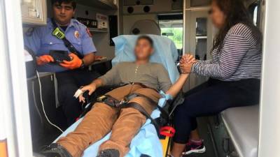 El menor estuvo a punto de ahogarse. Iba con sus padres que también fueron rescatados.