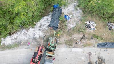 La tragedia vial en la carretera CA-4, en Quimistán, Santa Bárbara, ocurrió la tarde del domingo 5 de abril, en pleno retorno de Semana Santa. Un autobús con excursionistas chocó con una rastra que transportaba cianuro granulado, dejando una escena de alto riesgo químico.