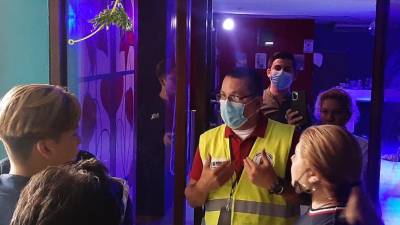 Autoridades municipales comunican sobre el cierre temporal del negocio.