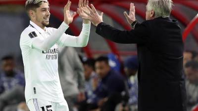 Fede Valverde celebró su primer gol en la final del Mundial de Clubes con Carlo Ancelotti.