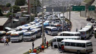 Transportistas bloquearon el acceso y salida de Tegucigalpa al norte del país, esto como protesta por la quema de unidades en la Unah. Foto tomada de Twitter.