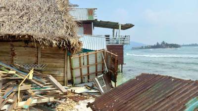 Algunas personas cuyas viviendas han sido dañadas parcialmente intentan repararlas; pero nuevamente el mar las acecha. En otros casos donde había casas ahora hay olas.