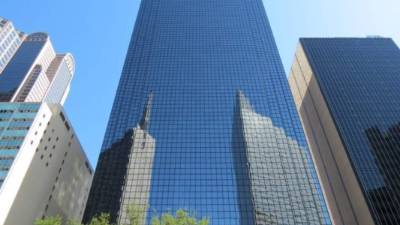 El edificio de 50 pisos está en el centro de Dallas.