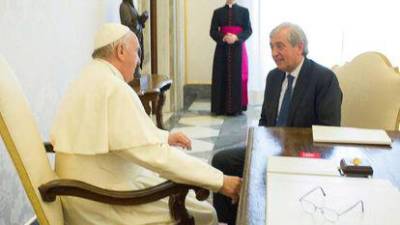 Juan Antonio Guerrero Alves y el Papa Francisco conversando en el Vaticano.