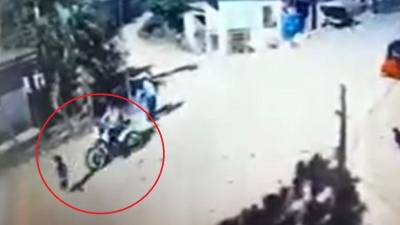 VIDEO: Niño suelta mano de su madre y moto lo arrolla en Lempira