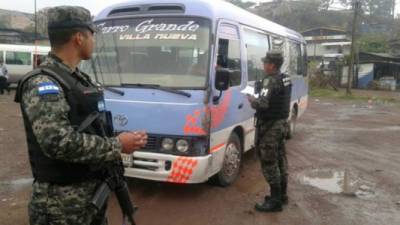 La Policía Militar brinda seguridad en los buses de la terminar de la Cerro Grande de Tegucigalpa.