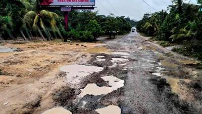 El grave deterioro de la carretera CA-13, entre La Ceiba y Trujillo, en la costa atlántica de Honduras, frena la llegada de visitantes y golpea la economía local en uno de los corredores turísticos más relevantes del país.