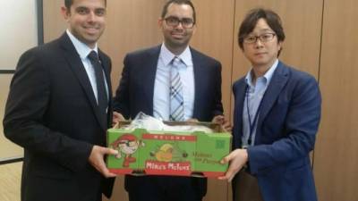 Personal diplomático con una muestra del melón hondureño enviado a Japón. Foto: Cortesía
