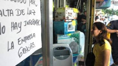 Los racionamientos de energía afectan a miles de negocios en medio de la crisis que azota a Venezuela.