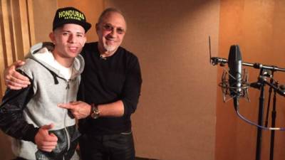 El artista urbano junto a al productor Emilio Estefan.