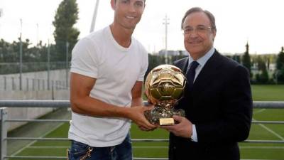 Cristiano Ronaldo entregó una réplica del Balón de Oro a Florentino Pérez.