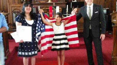 Dina junto a su abogado Christopher Helt y Julie Contreras, representante de LULAC. Foto: Cortesia.