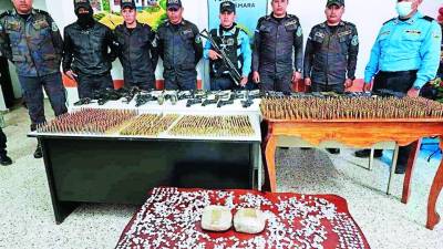 Un arsenal fue incautado por las autoridades policiales.