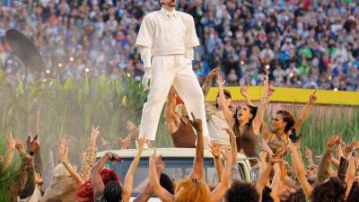 Una fantasía de palmeras, cañas de azúcar y azoteas de dos edificios del Morro del Viejo San Juan —con su mercado (La Marqueta), su “Casita”, su barbería y una licorería que decía, simplemente, “Conejo”— sirvió a Bad Bunny de escenario para el extraordinario encuentro con su destino como icono de los hispanos en Estados Unidos y de los latinoamericanos en el mundo; el mundo de Donald Trump. Fue este domingo en Santa Clara (California), en un deslumbrante espectáculo del intermedio de la Super Bowl, que el presidente de Estados Unidos definió como “terrible” poco después.