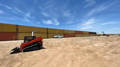Ducey compartió imágenes en su cuenta de Twitter que muestran el avance del muro de contenedores en la frontera con México.