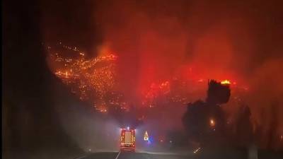 Un incendio en la costa adriática de Croacia provocó la muerte de una persona y la hospitalización de otras catorce este viernes, mientras ardió buena parte del continente europeo con focos repartidos en España, el Reino Unido, Francia, Alemania y Grecia. Imagen de redes sociales.