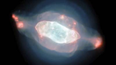 La nebulosa Saturno está situada a unos 5.000 años luz, en la constelación de Acuario (el aguador) y su nombre deriva de su extraña forma, parecida al planeta anillado.