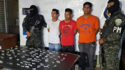 Presentación de los detenidos junto con la evidencia por la que se les acusa.