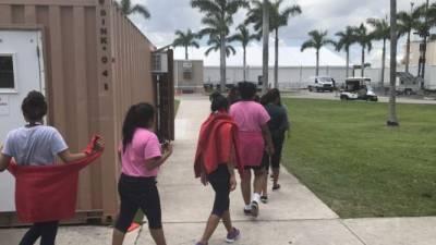 Niños inmigrantes caminan dentro del Refugio Temporal de Homestead para niños inmigrantes no acompañados, en Florida (EEUU). EFE/HHS