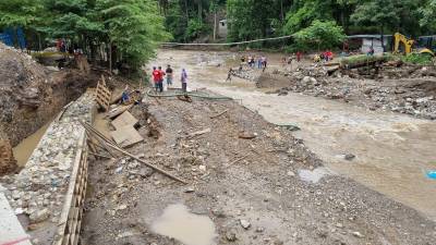 Las lluvias del miércoles destruyeron puentes en el municipio de Villanueva, dejando incomunicadas a 600 familias de cinco aldeas en el sector El Calán. Fotos y video: Franklin Muñoz