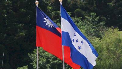 Banderas de Honduras y Taiwán.