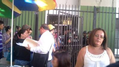 Una mujer con el rostro triste después de que el Gobierno despidiera, previo a la Semana Santa, a 1,500 empleados de la Dirección Ejecutiva de Ingresos (DEI). Foto de archivo.