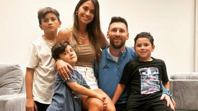 Leo Messi publicó esta imagen acompañado de su esposa Antonela Roccuzzo y sus hijos Thiago, Mateo y Ciro.