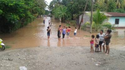 Los vecinos de la colonia Guadalupe en San Manuel, Cortés, está viviendo en el bulevar que conduce de El Progreso a San Pedro Sula.